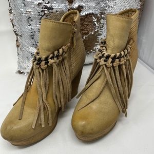 SBICCA SUPER CUTE FRINGED BOOTIES SZ 7 IN TAN